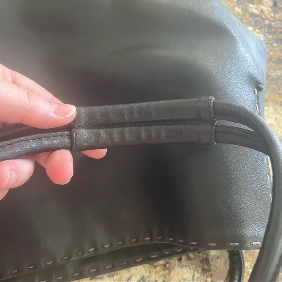 Black PU Leather simple, classy, roomy , lightweight shoulder bag - Picture 5 of 7